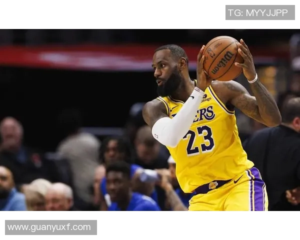 湖人逆转雷霆之战回顾：詹姆斯与队友的精彩表现与战术解析